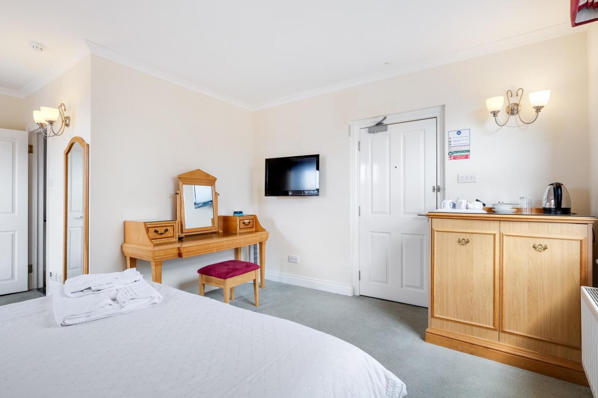 Отель Charles House - Windsor Castle Экстерьер фото