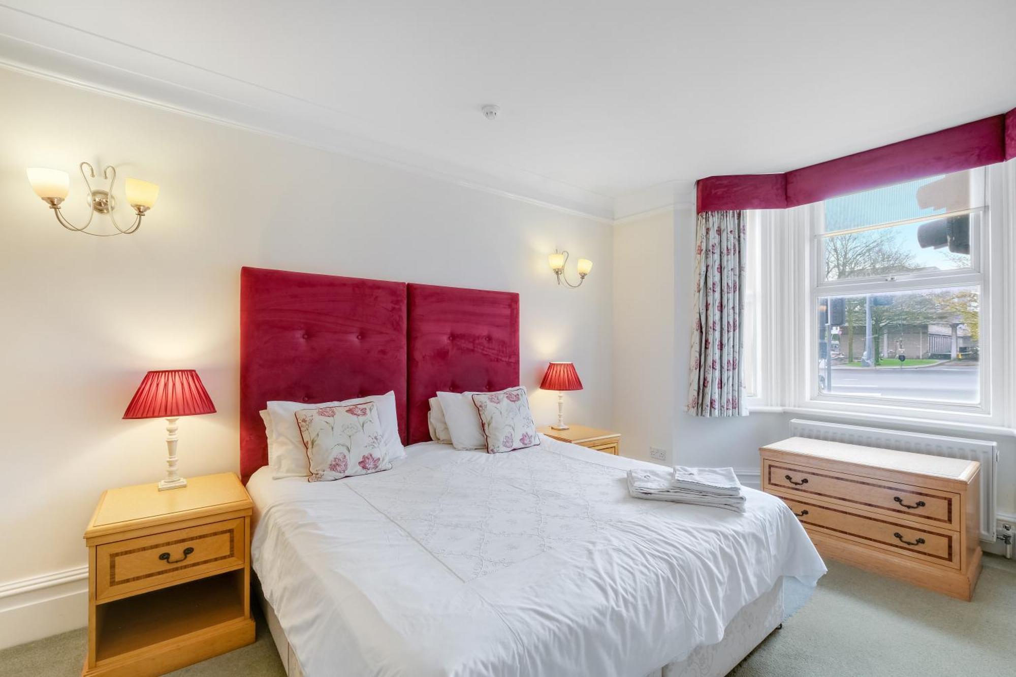 Отель Charles House - Windsor Castle Экстерьер фото