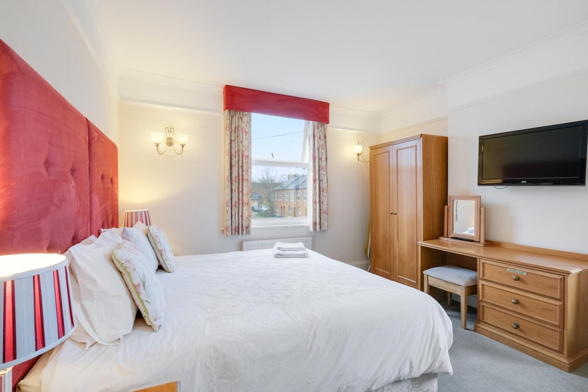 Отель Charles House - Windsor Castle Экстерьер фото