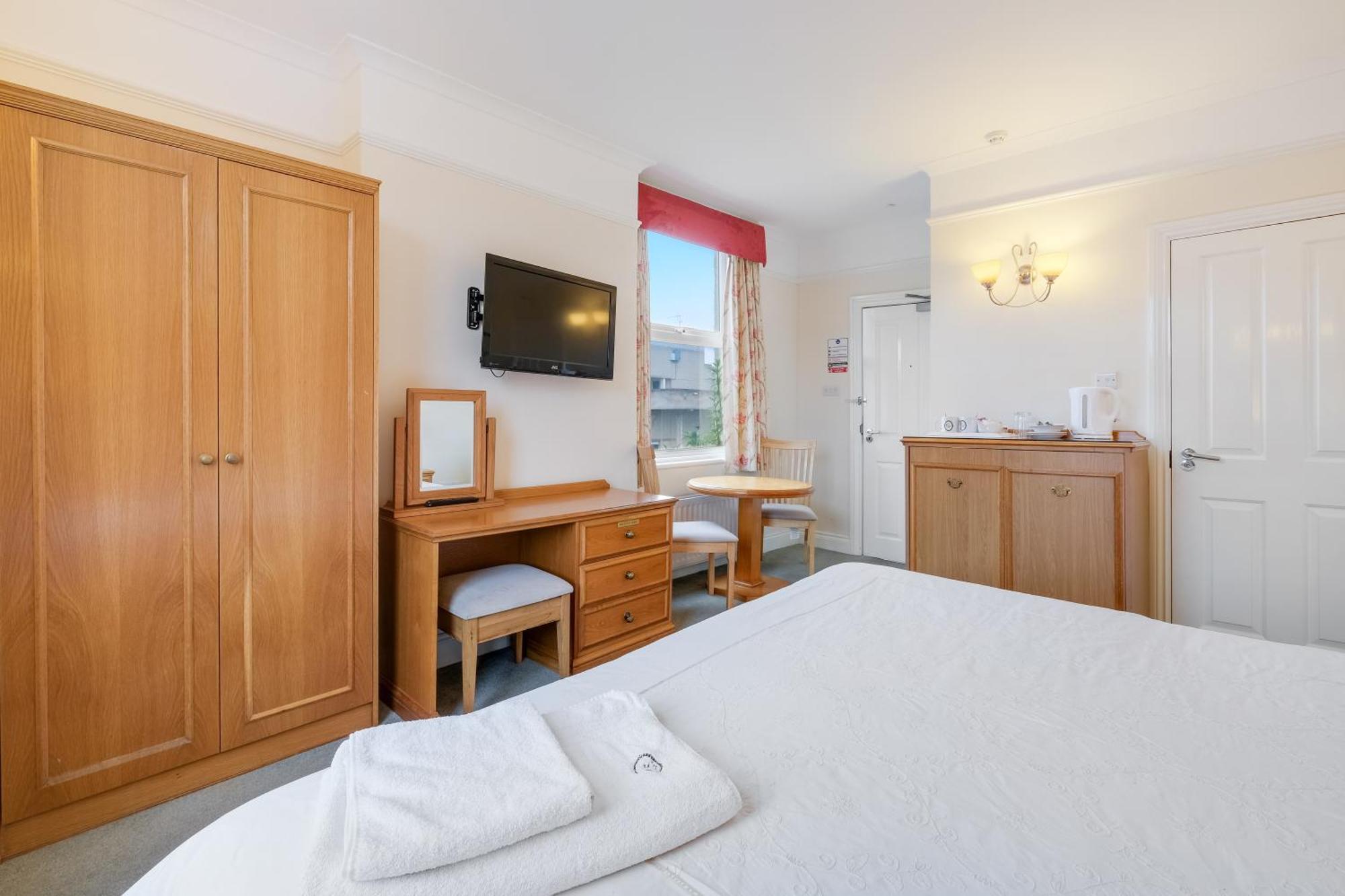 Отель Charles House - Windsor Castle Экстерьер фото