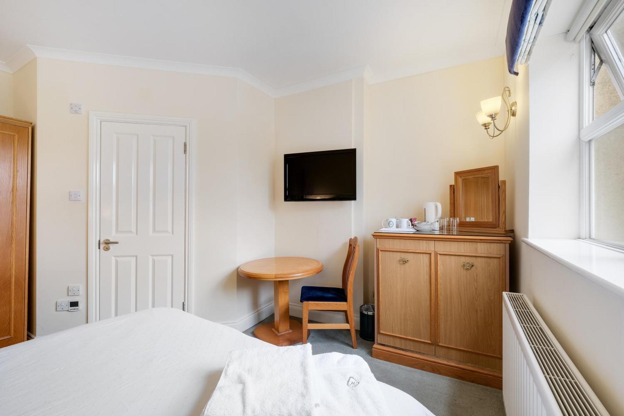 Отель Charles House - Windsor Castle Экстерьер фото