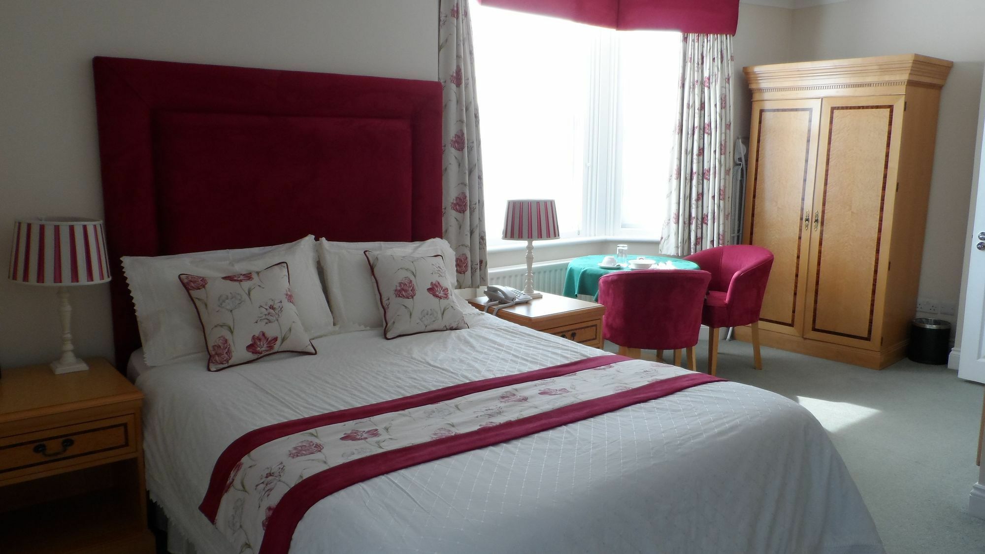 Отель Charles House - Windsor Castle Экстерьер фото